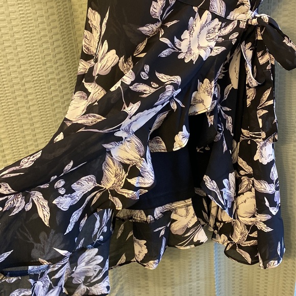 Fun2fun Wrap dress floral black white & purple size small - Picture 3 of 3